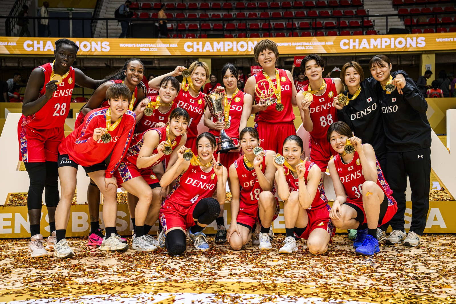 2026年アジア女子バスケットボールリーグ決勝後、優勝を喜ぶデンソーの選手たち