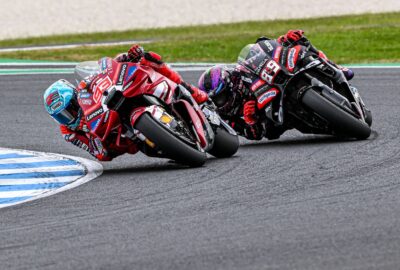 2026年MotoGP澳大利亚站，马克·马奎斯93号杜卡迪与豪尔赫·马丁89号阿普利亚赛车同场行驶