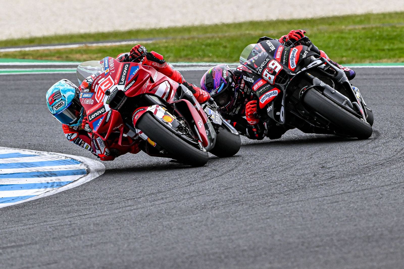 2026年MotoGP澳大利亚站，马克·马奎斯93号杜卡迪与豪尔赫·马丁89号阿普利亚赛车同场行驶