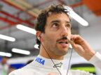 2024年シンガポールGPのガレージで準備するリカルドのF1公式資料写真。2026年のポッドキャスト収録時の写真ではない