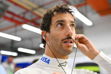里卡多在2024年新加坡大奖赛期间于车房准备的F1官方资料照片，非2026年播客采访现场