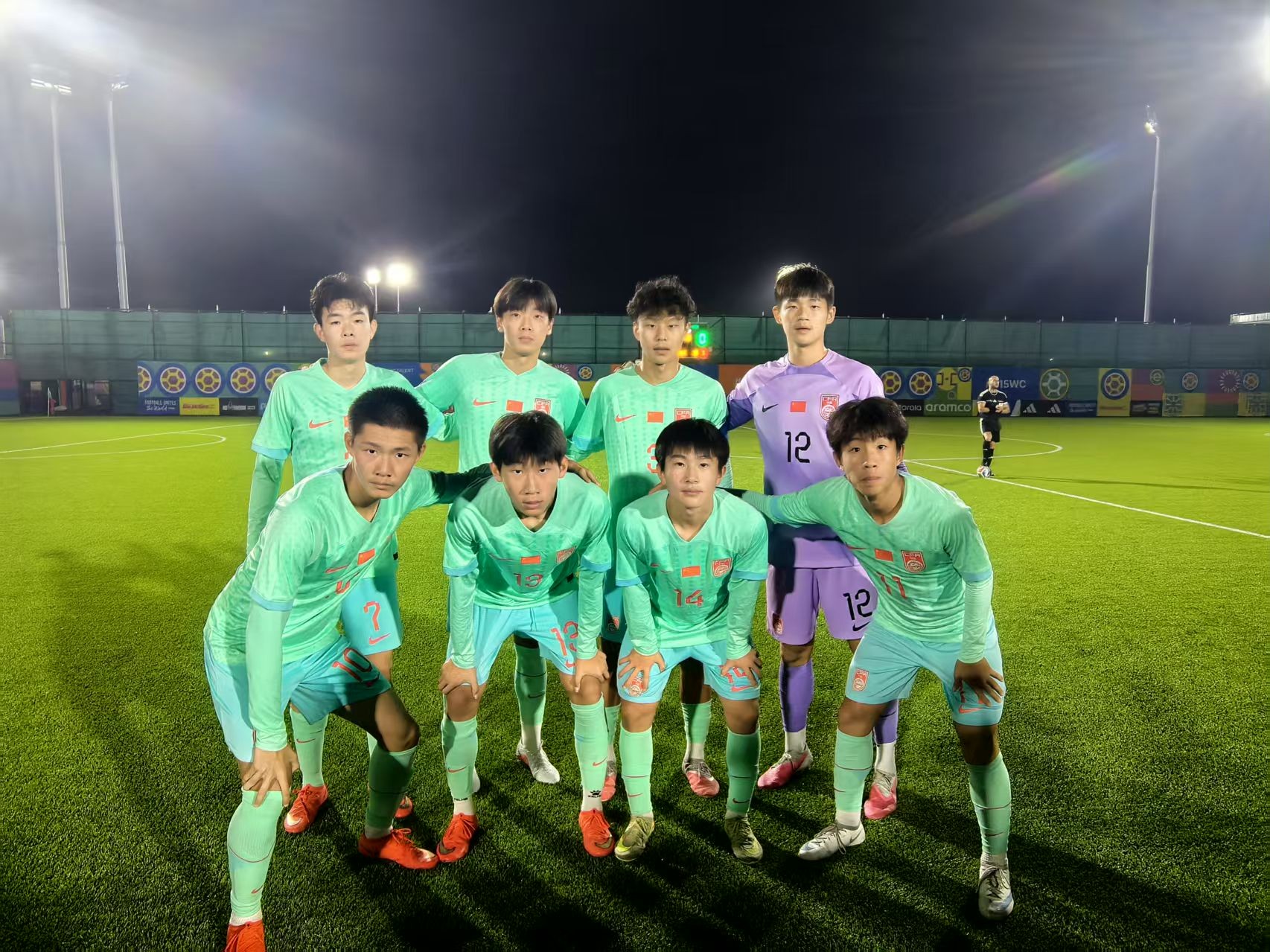 本大会のピッチで集合写真に収まる中国U15選手。対象試合は特定されていない