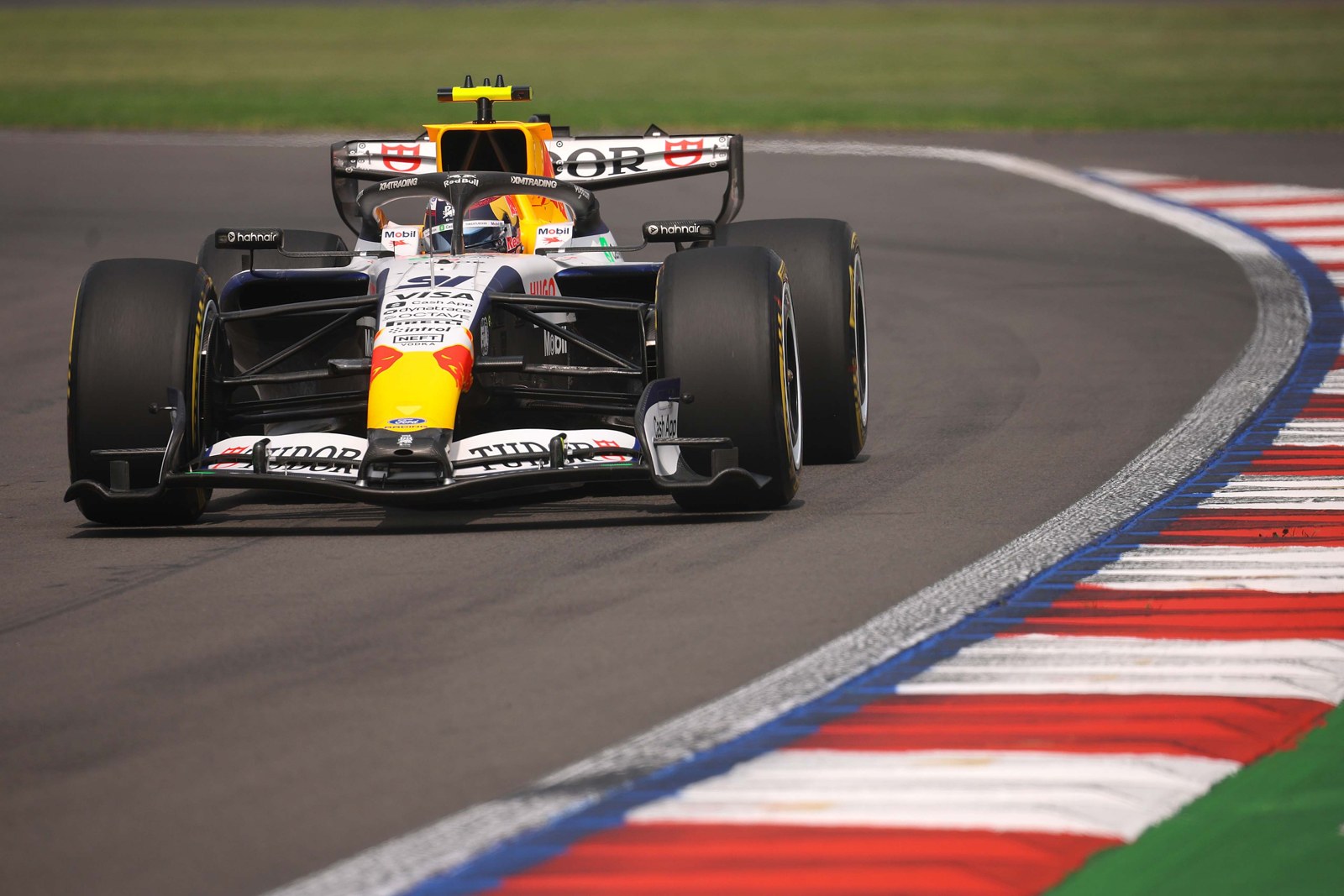 2026年10月30日のメキシコGP FP1で91号車のレーシングブルズを走らせるニコラ・ツォロフ