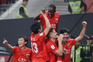 红衣球员聚集庆祝
