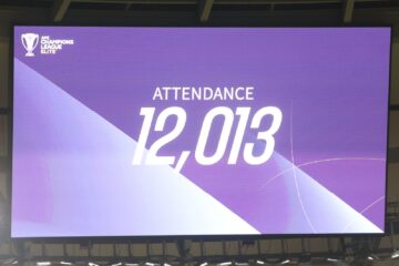 球场屏幕显示ATTENDANCE 12,013