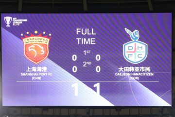 球场屏幕显示FULL TIME及1比1