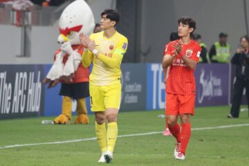 黄衣门将与红衣队友鼓掌