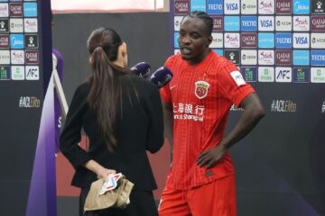 红衣球员接受话筒采访