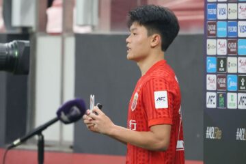 红衣球员面对采访设备