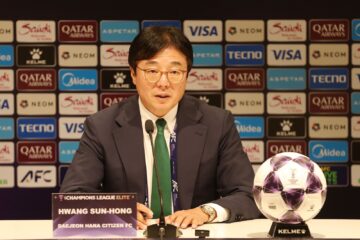 发布会嘉宾及HWANG SUN-HONG名牌