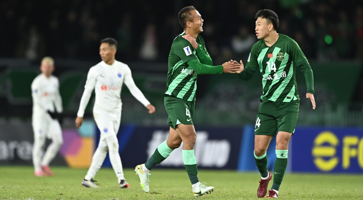 浙江FC球员在对阵狮城水手的比赛中击掌