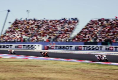 2026年圣马力诺站比赛周末，多辆MotoGP赛车通过米萨诺赛道