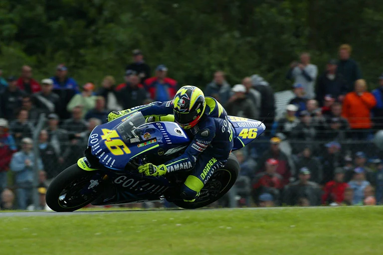 2004年加盟雅马哈后的罗西驾驶YZR-M1
