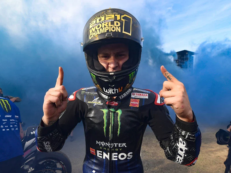夸塔拉罗庆祝2021年MotoGP世界冠军