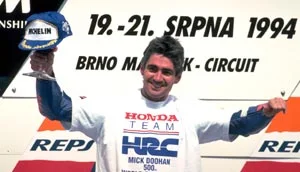 1994年ブルノの表彰台でトロフィーを掲げるドゥーハン。背景には1994年8月19～21日の大会表記が残る。