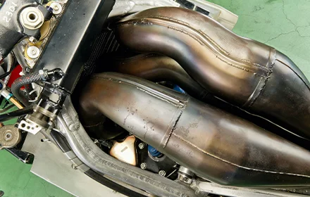 1984年ホンダNSR500 NV0Aの上置き排気膨張室。通常の燃料タンクの位置を占めている。