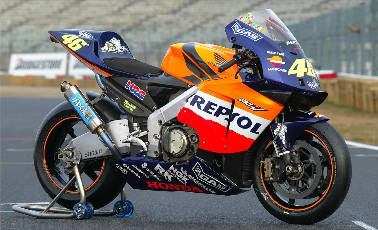 2002年ホンダRC211V、五気筒四ストロークの競技車。46号のカラーリングと車体全体を保持した写真。