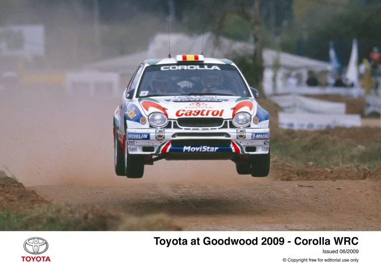 2009年のグッドウッド行事向けにトヨタが公開した、歴代車カローラWRCの画像。原画像の編集用途と公開日表示を保持している。1998年英国ラリーの故障現場ではない。