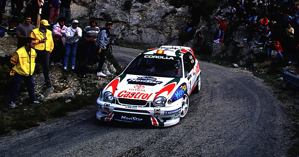 公式歴史資料で山道を走るCorolla WRC。ページは車種を1999年の王座獲得期に位置付けるが、撮影大会は未確認。
