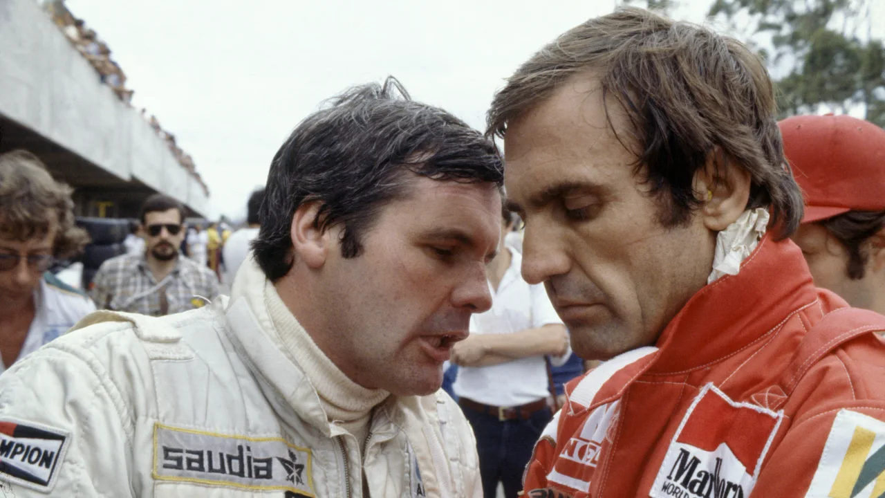 会話するアラン・ジョーンズとカルロス・ロイテマン。F1公式サイトがウィリアムズでの二人の関係の紹介に使用した写真で、具体的な撮影日は明記されていない。