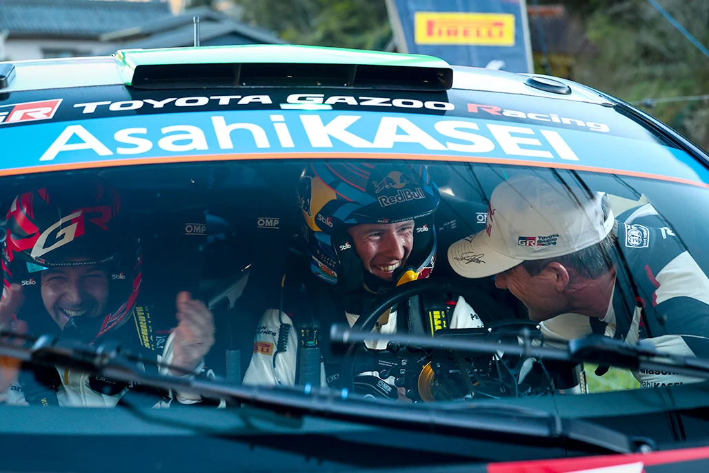 2024年ラリージャパン、GR Yaris Rally1内でチーム員と話すエルフィン・エバンスとスコット・マーティン。