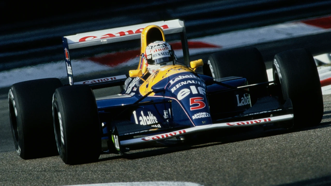 走行する1992年のウィリアムズFW14Bの正面写真。F1公式が車種を確認しているが、具体的な大会は明記されていない。