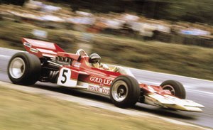 ゴールドリーフ塗装のロータス72を駆るヨッヘン・リント。1970年当時の資料写真、具体的なラウンドは未確認
