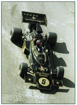 5号車の黒と金のロータス72を駆るエマーソン・フィッティパルディ。1970年代の歴史写真