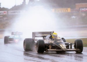 1985年エストリル、雨の中で12号車ロータス97Tを駆るアイルトン・セナ