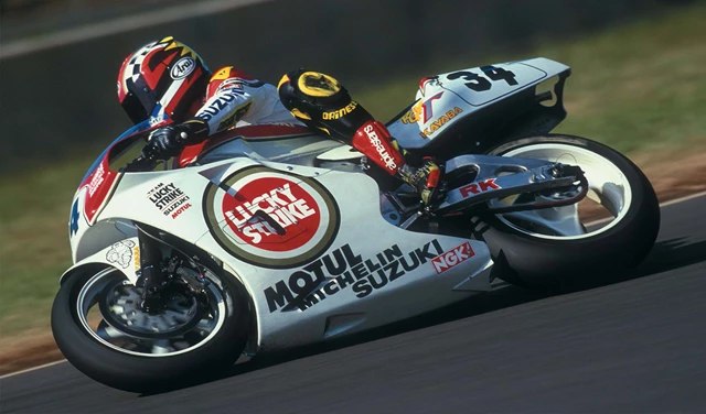 Kevin Schwantz riding the No. 34 Suzuki RGV500 in an archive photograph marking Suzuki's 1993 championship