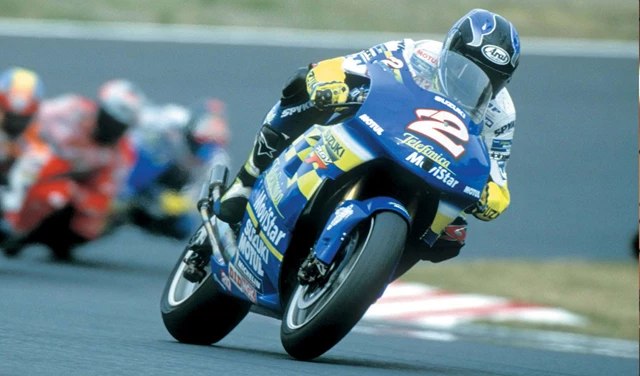 スズキRGV500に乗るケニー・ロバーツ・ジュニア。2000年ごろの記録写真で、具体的な大会は不明