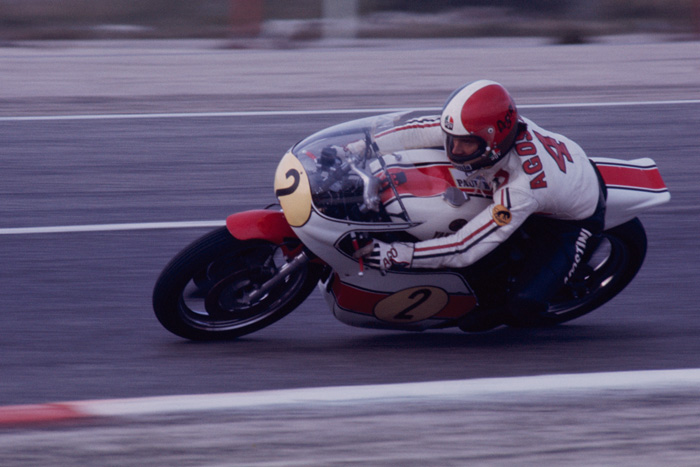 Agostini on the number 2 Yamaha at the 1975 French Grand Prix