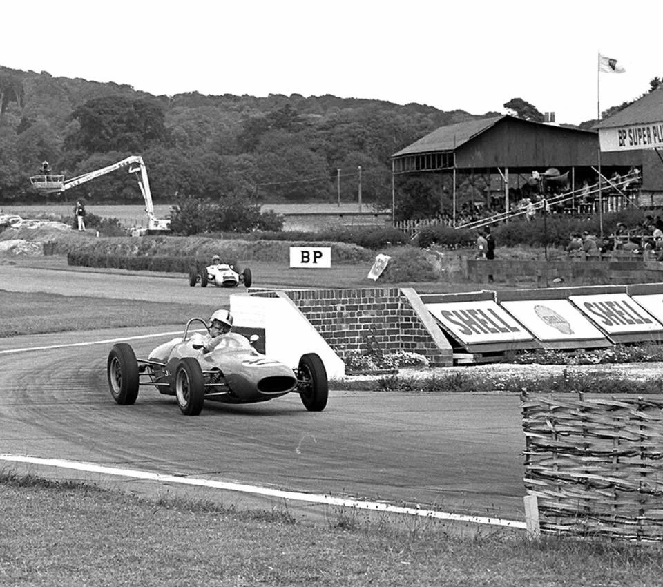 コースを走る1961年型ブラバムBT1